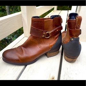 🐿 Oak Merrell Leather two tone women’s boots.